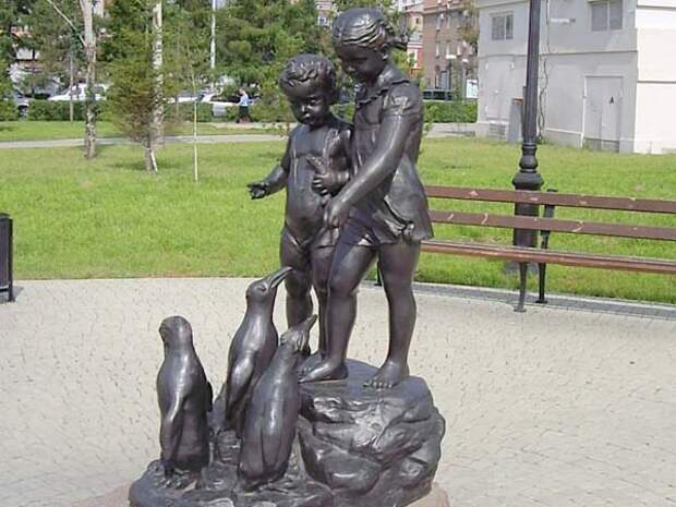 Дети, кормящие пингвинов, скульптура в Омске