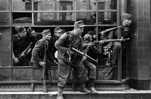 Бойцы 36-й гренадерской дивизии СС во время подавления Варшавского восстания 1944 года. Фото: Федеральный архив Германии