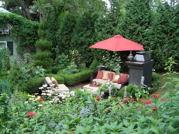 красивые уголки сада - открытое патио под зонтом