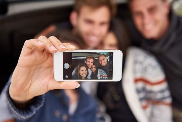 сэлфи, группа молодых людей с телефоном