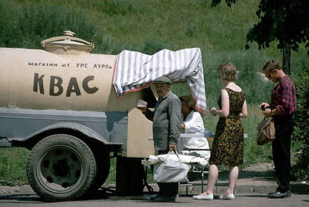 Знаменитый советский квас из цистерны. /Фото: ic.pics.livejournal.com