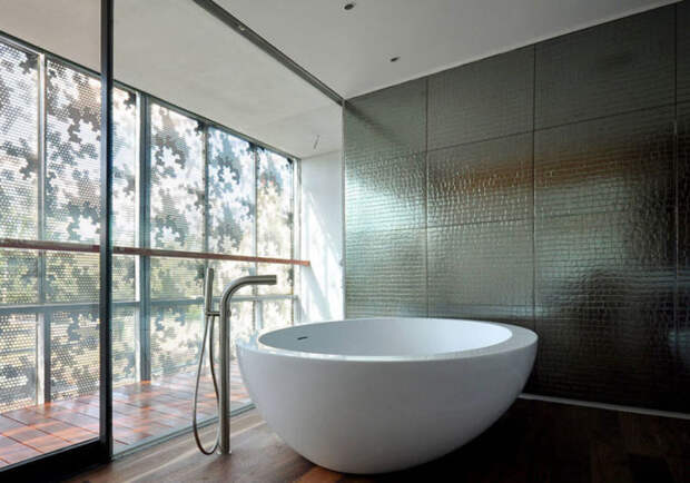 Металлическая отделка — новое и экстравагантное оформление ванной. /Фото: archidea.com.ua
