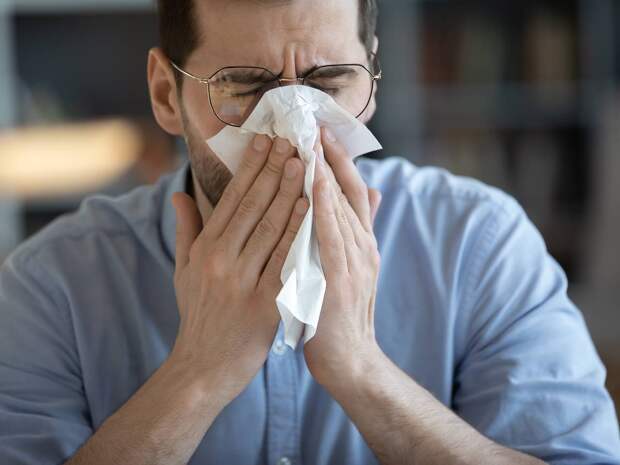 Одну категорию россиян призвали носить очки и не открывать окна