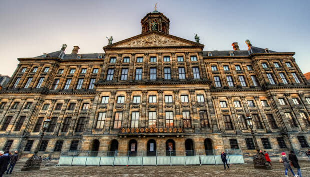 Нидерланды. Амстердам. Королевский дворец является одним из трёх дворцов короля Виллема-Александра. (Bernardo Contopoulos)