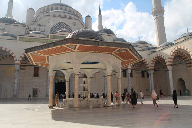 Необходимость совершать перед входом в мечеть ритуальные омовения привела к появлению специально предназначенных для этого зал, помещений за пределами мечети или фонтанов во дворе, называемых хаузы.