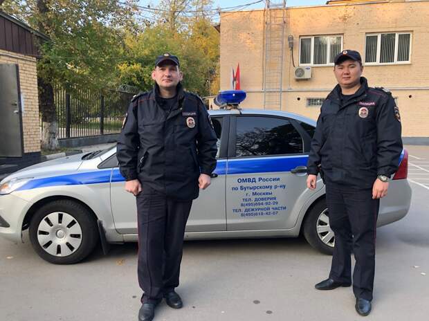 Такого случая в практике патрульных Владислава Васкеева (справа) и Дмитирия Шумилова еще не было/Пресс-служба УВД по СВАО