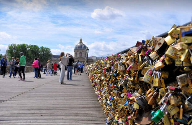 Прогулка по мосту Искусств в Париже