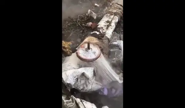 В Омске на 3-м Разъезде прорывало трубу с горячей водой