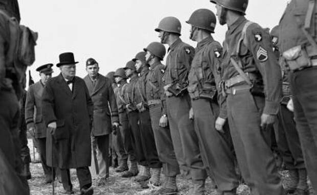 На фото: Уинстон Черчилль(справа на первом плане)