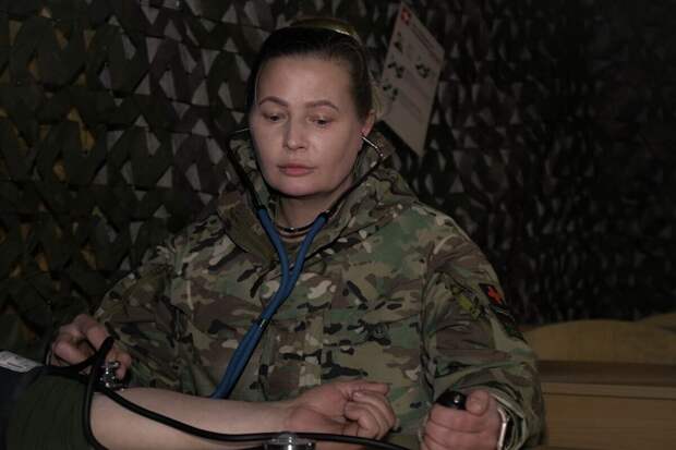 Армейский фельдшер «восточных» встречает женский день на боевом посту