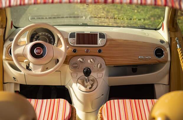 Пляжный Fiat 500 Jolly Conversion 2010 года с плетёным интерьером