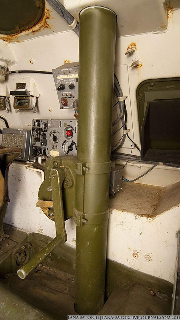 Брошенная военная техника в лесу Брошенная военная техника в лесу