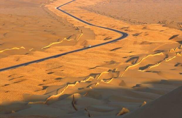 Дорога жизни в пустыне смерти. ¦Фото: humanosphere.org.