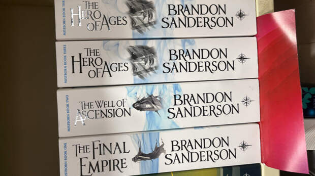 "Шесть месяцев или около того": Сандерсон намекнул на сроки работы по сценариям "Рождённого туманом" и "Архива Буресвета"