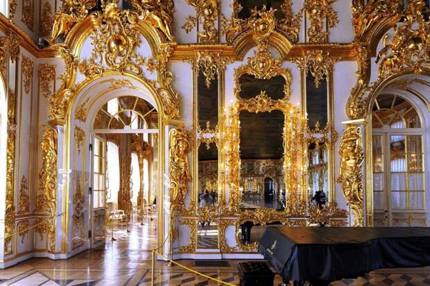 Внутренний интерьер дворцовых апартаментов представлял анфиладу залов, богато украшенных золоченой резьбой, лепниной, зеркалами и художественным паркетом