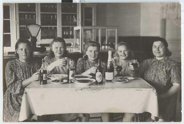 За праздничным столом. Неизвестный автор, 1930-е, из архива МАММ/МДФ.