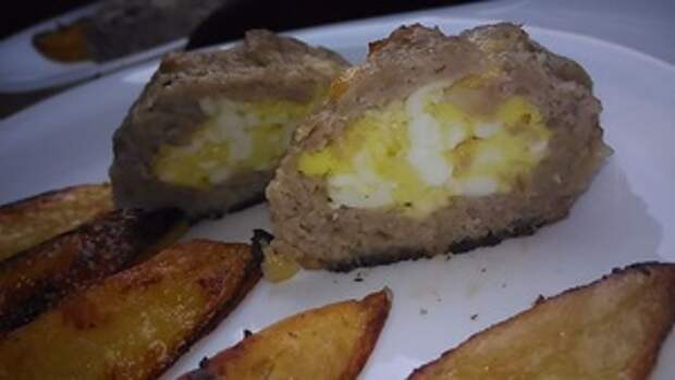 Фото к рецепту: Мясные зразы и золотистый картофель на одном противне!
