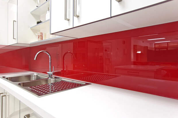 Кухня в цветах: светло-серый, бордовый, коричневый. Кухня в стилях: минимализм.