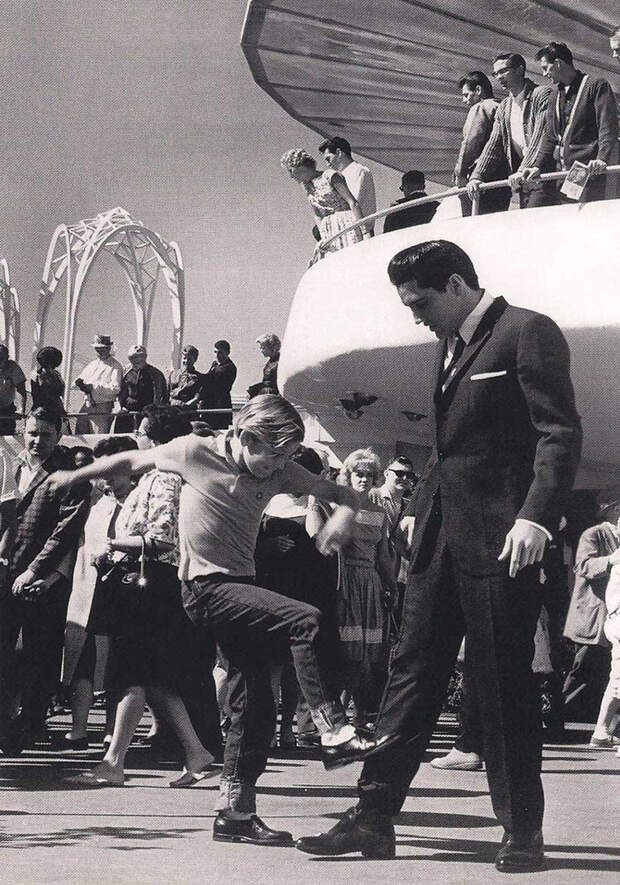 Молодой Курт Рассел пинет Элвиса Пресли. 1963. интересно, люди, фото