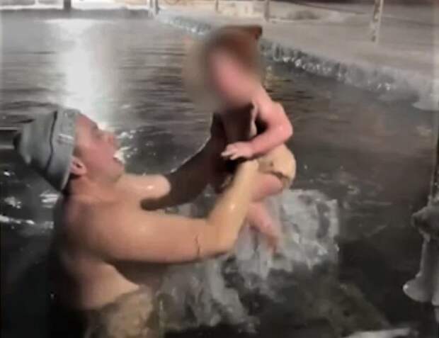 Отец, окунувший ребенка в прорубь, заявил, что он не советовался с врачом