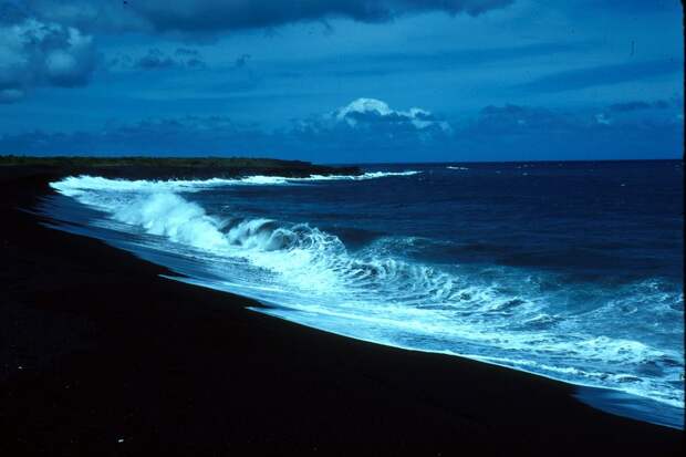 BlackSand02 15 невероятных пляжей с черным песком