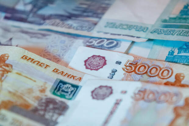 За январь россияне вывели со счетов рекордные 1,6 трлн рублей — максимум с марта 2022