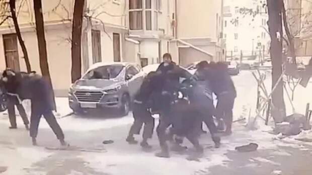 У нас одна девочка в классе обзывалась на мальчиков. Мальчики ее слушали-слушали, терпели-терпели, а потом нежнейшую девочку один уколол ручкой, а другой что-то в нее бросил.