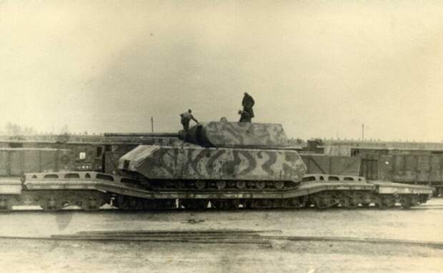 Трофейный немецкий танк "Маус" по пути следования из Германии в Советский Союз. Станция Брест, осень 1945 год
