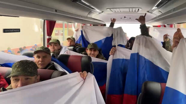 «Мама, я домой еду!» — бойцы, вернувшиеся из плена, созвонились с родными