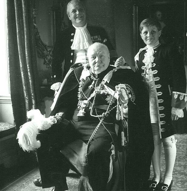 42. Уинстон Черчилль с сыном Рэндольфом и внуком Уинстоном в 50-е годы. вторая мировая война, история, фотография