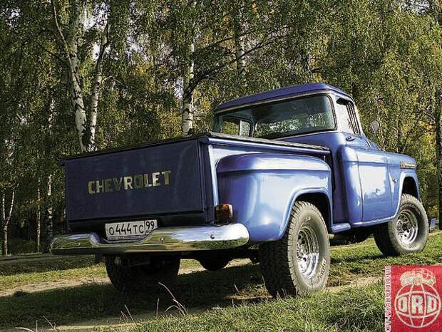 Внешность Chevrolet Apache сама по себе впечатляюща, если не сказать удивительна. Даже для Америки 1959 года. И, чтобы запечатлеть это очарование в лучах осеннего солнца, а не разгонять толпу цокающих языками зевак, нам пришлось забиться в самый дальний уголок усадьбы Кусково. 