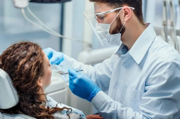 Стоматолог Поляков назвал болезнь, которая разрушает зубы без боли