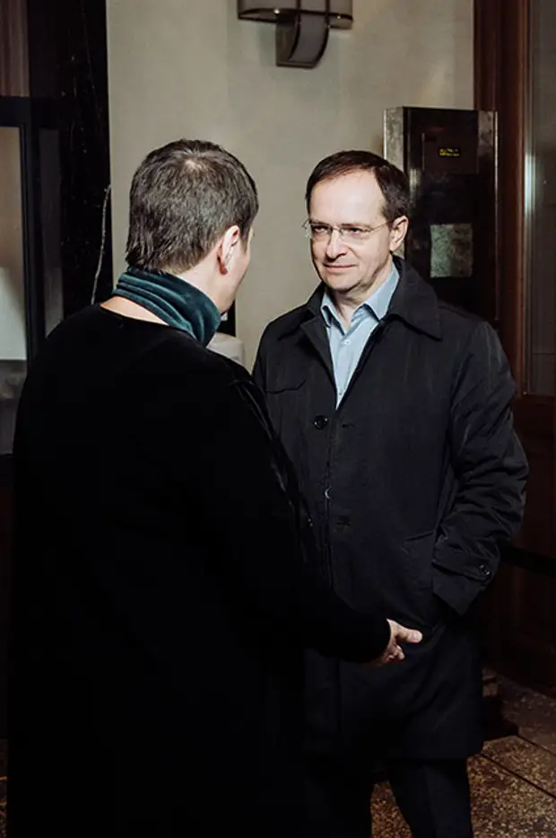 Dress Code. В Москве прошла премьера фильма “Первый Оскар”. Среди гостей — Юлия Пересильд, Алексей Учитель, Владимир Мединский