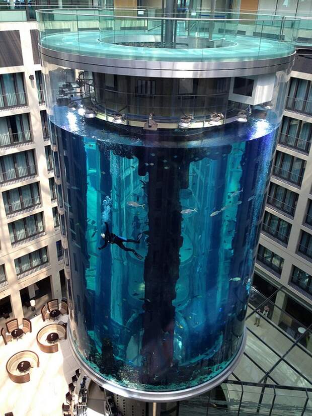 Отель Radisson Blu в Берлине. Гигантский аквариум. Фото