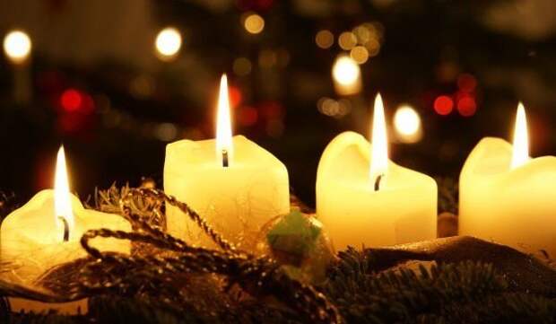 Christmas/></p> <p>О жизни плотника Иосифа мало сведений как из 4-го Евангелия, так и из исторических источников. Однако Иосиф играет важную роль в Новом Завете. </p> <p>Для новозаветных иудеев очень важно понять, что Иисус Христос-обещанный мессия, будет прямым потомком царя Давида: Которому Бог обещал, что не будет пропавших без вести человек его рода на престоле Израиля. </p> <p>Таким образом, Иосиф-отец Иисуса Христа, имеет царское происхождение, являясь прямым наследником престола. Эта генеалогия должна была доказать евреям, что Иисус был мессией. </p> <p>История обнаружила, что у Иосифа был предыдущий брак с двумя детьми, прежде чем он женился на Марии. Библия говорит, что у них не было близких отношений. </p> <p>После того, как Иосиф узнает, что Мария ждет ребенка, он решает отменить свадьбу, но ангел возвещает ему, что ему суждено воспитать сына божьего. </p>