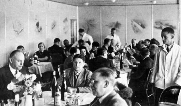 Архивные снимки одного из самых больших дирижаблей "Гинденбурга" и его интерьеров