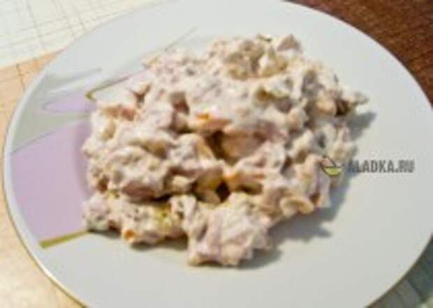 Салат с куриной колбасой орехами и майонезом.