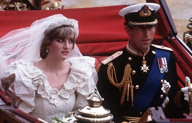 Фамильное проклятие? Как 20-летняя Диана Спенсер в день свадьбы отвергла тиару королевы ради «тяжелой» семейной реликвии