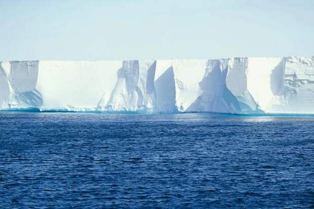 Самый большой шельфовый ледник в Антарктиде ведет себя странно