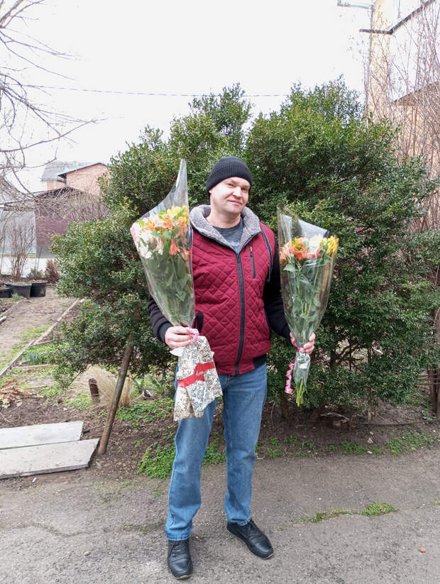Мой муж идёт поздравлять дочерей с днём рождения. Подарки выбирали вместе, букеты сделала я.