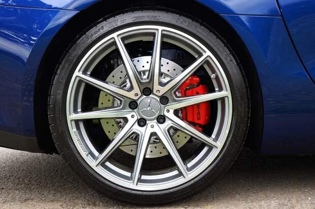 Простой вопрос и неочевидный ответ. Зачем на тормозных колодках нужны канавки