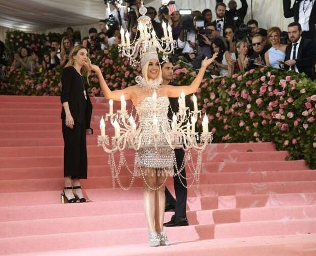 Кэти Перри появилась на Met Gala 2019 в наряде люстры