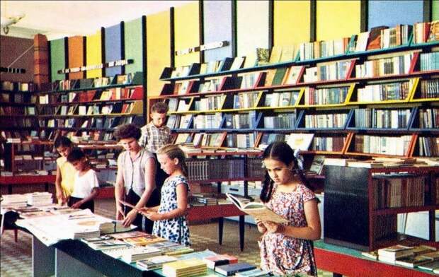 Книжный магазин, периода 25 летней давности. Фото - интернет, свободный доступ