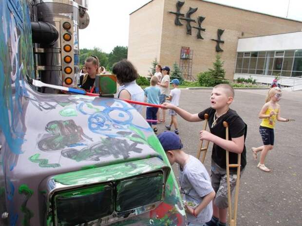 Картинки по запросу Дальнобойщик разрешил онкобольным детям раскрасить свой грузовик