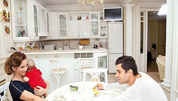 Анфиса Чехова со своей семьей на кухне. | Фото: ru.tsn.ua.
