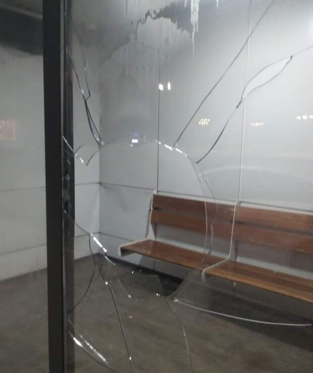 В Караганде снова разбили стекла на теплых остановках