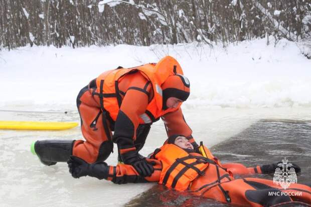 Курсанты Академии гражданской защиты МЧС России проходят практику выживания