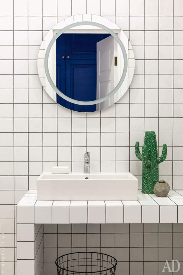 Стены ванной и подстолье для раковины облицованы плиткой, Kerama Marazzi. Сантехника, Villeroy & Boch. Зеркало<br /> с подсветкой, Wenz.