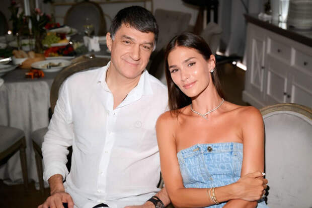 Жена хоккеиста Александра Овечкина показала фото с отцом в день его рождения