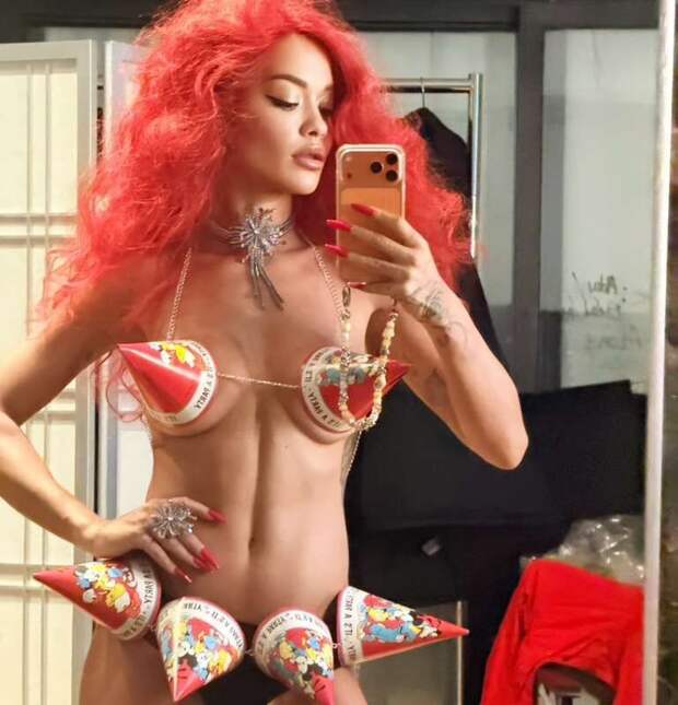 Певица Рита Ора выложила фото в бюстгальтере из колпаков и трусах